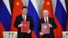Pamje pas nënshkrimit të marrëveshjeve mes presidenti kinez, Xi Jinping (majtas) dhe atij rus, Vladimir Putin në Moskë. 21 mars 2023.
