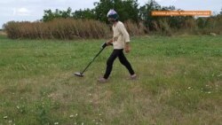 67-річна жителька Миколаївщини шукає міни та уламки снарядів металошукачем (відео) 