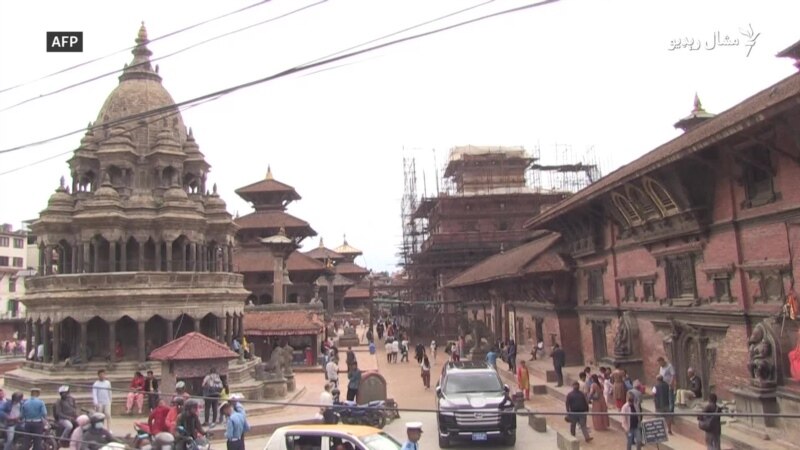 د نیپال  زلزله ځپلې تاریخي ودانۍ په دودیزه بڼه بیا رغول کېږي