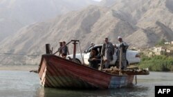 Աֆղանստանում մարդիկ լաստանավով անցնում են Կոկչա գետը, արխիվ