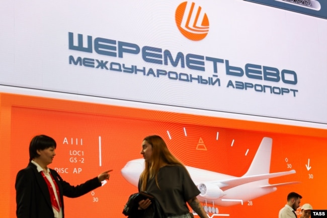 Москоський аеропорт «Шеремельєво». Квітень 2024 року – вже понда два роки тривала війна Росії проти України