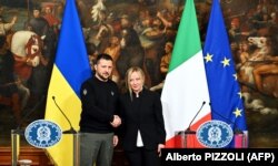 Președintele Volodimir Zelenski și premierul italian Giorgia Meloni, la conferința de presă de după întâlnire de sâmbătă de la Roma.