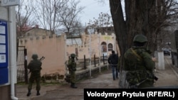 Збройні люди у камуфляжній уніформі (як стало відомо згодом – російські військовослужбовці) блокують українську військову частину в Сімферополі, 04 березня 2014 року