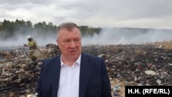 Генерал Андрей Гурулёв на фоне горящего мусорного полигона, Атамановка, 2020 год