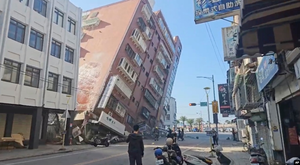 Një tjetër ndërtesë e anuar dhe gati të shembet si pasojë e tërmetit në Hualien.