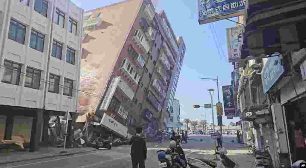 O captură de la postul TVBS arată un bloc parțial prăbușit în Hualien, din estul insulei, oraș în apropierea căruia a avut loc epicentrul, la o adâncime de aproximativ 35 de kilometri.