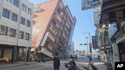 Покосившийся из-за землетрясения дом на Тайване, 3 апреля 2024 года