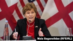 სენატორი შაჰინი "მეგობარი აქტის" ერთ-ერთი ინიციატორია.