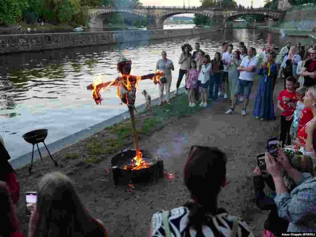 Maskota je spaljena na obali rijeke Vltave. Noć Ivan Kupala ne odobravaju mnogi ogranci Slavenske pravoslavne crkve, ali je Ukrajinska crkva općenito tolerira kao dio popularne kulture u zemlji. &nbsp;