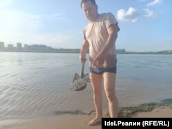 Антон Бортяков демонстрирует одну из погибших рыб
