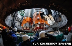 Вид на нижнюю часть ракеты "Союз 2.1а" из кабины обслужиания на Байконуре, март 2024 года