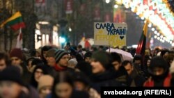 «Жыве Беларусь» кожныя 10 хвілін і падбіты расейскі танк. Фотарэпартаж з антываеннай акцыі ў Вільні