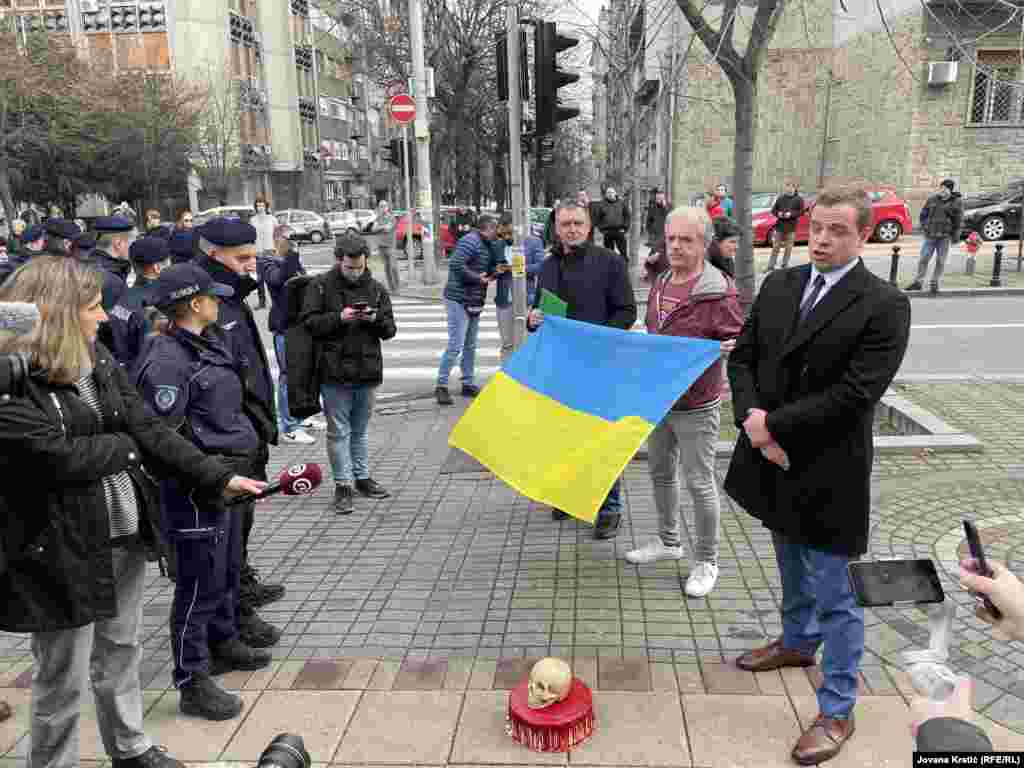 Një grup aktivistësh kundër luftës u mblodhën të premten në mëngjes pranë Ambasadës së Rusisë në Beograd për të protestuar kundër pushtimit rus të Ukrainës.