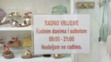 Većini trgovina u Crnoj Gori je od 2019. zabranjen rad nedjeljom. Natpis na jednom od butika u Starom gradu, Budva, 9.maj 2024.godine