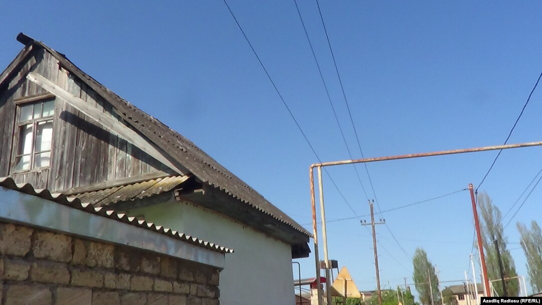 Yaşayış evlərinin üstündən 10 min voltluq elektrik xətti keçir