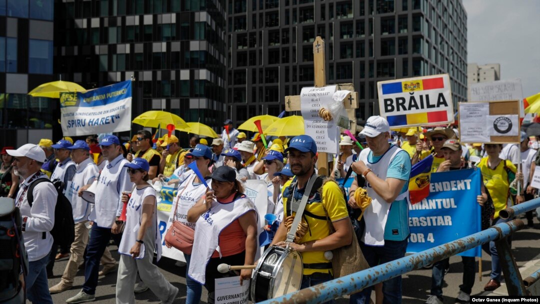 Profesorii s-au aflat în grevă generală în anul școlar 2022-2023. Imagine de la o manifestație a cadrelor didactice în București, 9 iunie 2023.