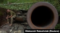 Український військовий сидить на танку, Донеччина, 12 червня 2023 року