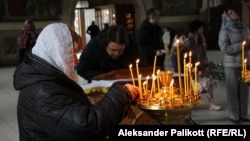 Vjernici se mole u sabornoj crkvi u gradu Hmeljnicki na Uskrs.