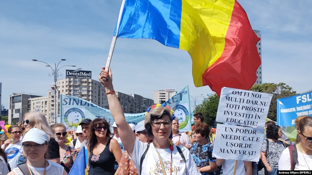 Protestul masiv a peste zece mii de profesori care au mers în marș de la Guvern, la Parlament și la Palatul Cotroceni. București, 9 iunie.