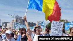 Protestul masiv a peste zece mii de profesori care au mers în marș de la Guvern, la Parlament și la Palatul Cotroceni. București, 9 iunie.