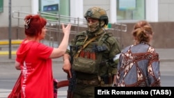 Жыхаркі Растова-на-Доне размаўляюць з наёмнікам ПВК «Вагнэр». 23 чэрвеня 2023 г.