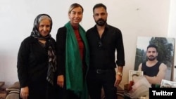 الهام افکاری پس از آزادی در کنار برادر و مادرش