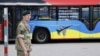 Натовський автобус з написами «Озброюйте Україну» та «Поки ви чекаєте на цей автобус, Україна чекає на F-16», припаркований біля місця проведення саміту НАТО у столиці Литви. Вільнюсі 11 липня 2023 року 