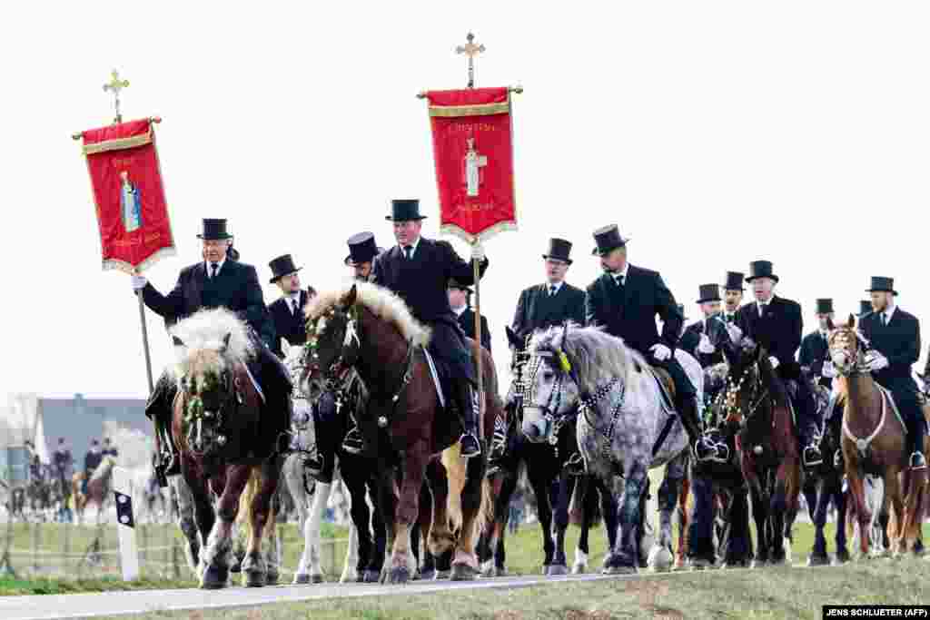 Kalorësit sorbian të veshur me rroba tradicionale gjatë një rituali fetar kur besimtarët kalërojnë dhe këndojnë për ringjalljen e Krishtit. Sorbët janë një minoritet sllav që jeton në lindje të Gjermanisë, pranë kufirit me Poloninë.&nbsp;