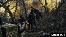 Українські військові ведуть вогонь із самохідної гаубиці по російських позиціях поблизу Бахмуту на Донеччині, 5 березня 2023 року