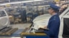 Сотрудник прокуратуры проводит проверку на заводе УАЗ после сообщений о нарушении прав работников
