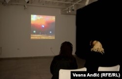 Izložba Fidana Bejtullahua sastoji se od deset slika i audio-vizuelne instalacije