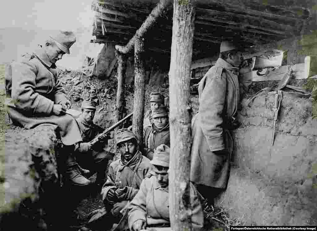 Austrijski vojnici u rovu južno od Rivne, novembar 1915. Na početku 20. vijeka Rusko Carstvo kontrolisalo je većinu teritorije današnje Ukrajine dok je Austro-ugarska držala položaje na zapadu. Dvije neprijateljske sile borile su se za kontrolu regije tokom cijelog Prvog svjetskog rata. &nbsp;