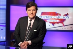 Такер Карлсон в ефірі свого шоу на Fox News Channel. 2017 рік