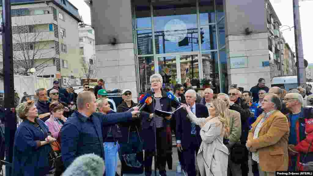 &quot;Mi, građani Bosne i Hercegovine ne damo suverenitet, ne damo teritorijalni integritet BiH, ne prihvatamo i ne dozvoljavamo da OHR prenosi suverenitet BiH na susjedne zemlje, ne dozvoljavamo suspenziju demokratije u BiH, ne dozvoljavamo suspenziju i negiranje ljudskih prava koje vrši OHR i pojedine strane ambasade&quot;, neki su od ključnih stavova i zahtjeva današnjih mirnih protesta građana.