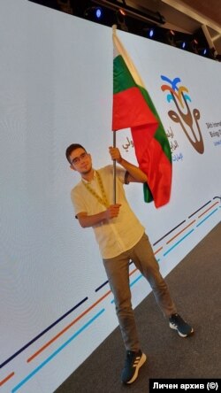  Петър Жотев със златния си орден от олимпиадата по биология в Обединените арабски емирства 