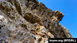 Лето под Сырной скалой: пляжный отдых в прифронтовом Крыму (фотогалерея)