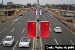 Drapele ale Chinei și Serbiei pe stâlpi din Belgrad, în așteptarea vizitei președintelui Xi Jinping.