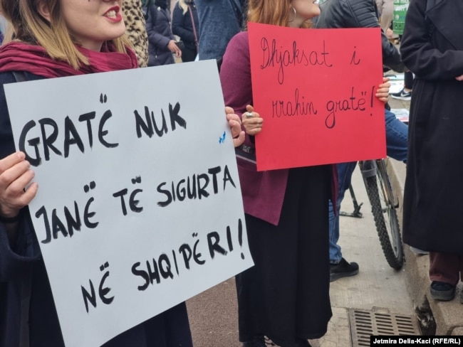 "Gratë nuk janë të sigurta në Shqipëri", shkruan në një prej pankartave në protestën në Tiranë.