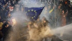 Povestea femeii din Georgia lovită cu tunurile de apă în timp ce flutura steagul UE