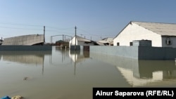 Затопленные дома в городе Кульсары. Атырауская область, 10 апреля 2024 года