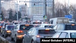 Traficul de pe strada Ciuflea din Chișinău în dimineața zilei de marți, 30 ianuarie, în jurul orei 7:30.