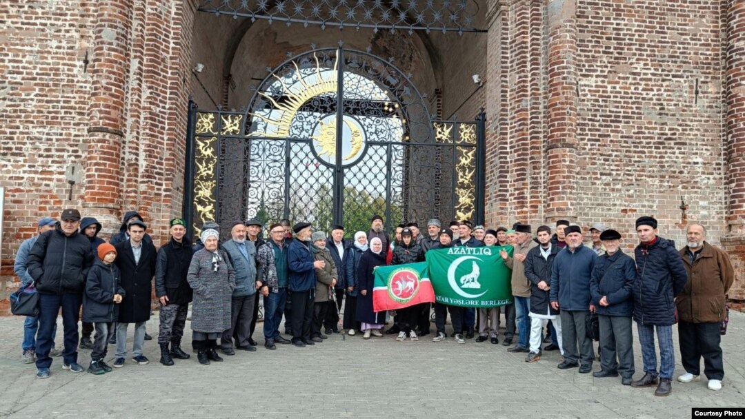 The activists gathered near the Soyembike Tower in Kazan on October 15 and held a collective prayer to commemorate the defenders of Kazan.