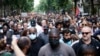 حضور خیابانی معترضان به عملکرد پلیس فرانسه به‌رغم ممنوعیت برگزاری راه‌پیمایی در روز شنبه ۱۷ تیر (هشتم ژوئیه)
