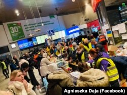 Українські біженці та польські волонтери на автовокзалі Варшава Заходня. Варшава, 3 березня 2022 року