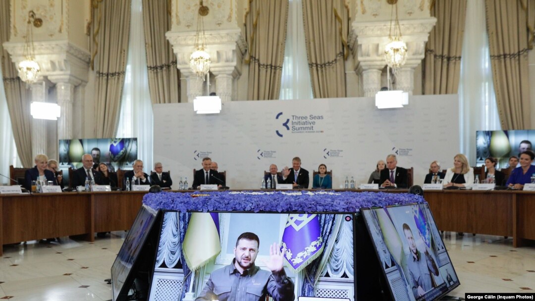 Președintele ucrainean Volodimir Zelenski se adrează celor 12 lideri ai Initiațivei celor 3 Mări. București, 6 septembrie