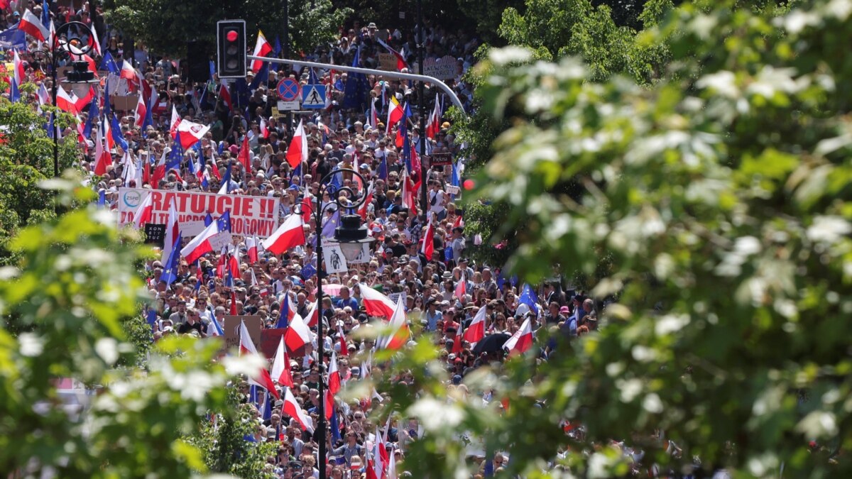 Стотици хиляди излязоха по улиците на Варшава в неделя на
