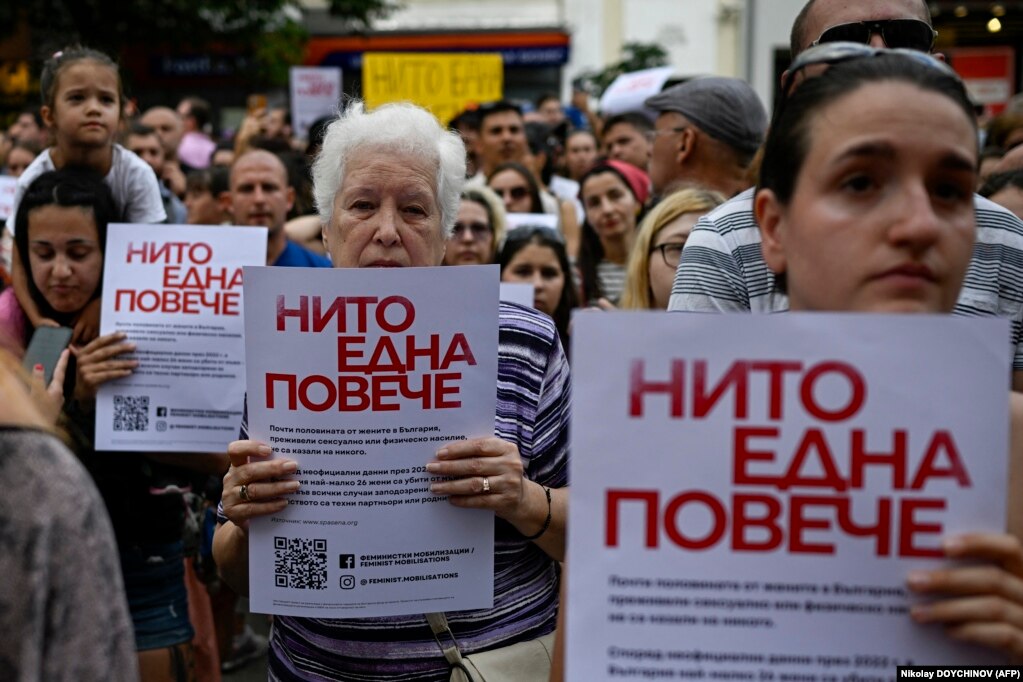 Donne con cartelli che recitano “Basta con”  durante una manifestazione contro la violenza domestica a Sofia il 31 luglio.  La manifestazione ha seguito uno scioccante caso di violenza contro una ragazza di 18 anni.