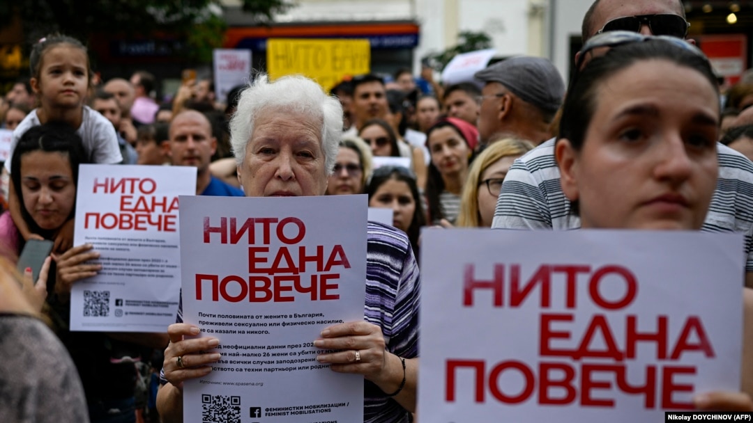 Жени държат плакати с надпис "Нито една повече" по време на демонстрация срещу домашното насилие в София, 31 юли 2023 г. 