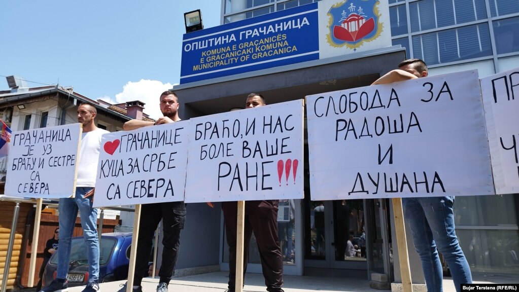 Pankartat e protestuesve serbë në Graçanicë.