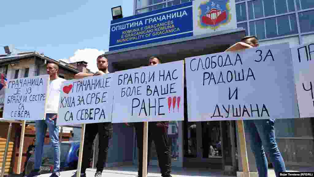 Meštani Gračanice, jedne od šest opština sa srpskom većinom južno od Ibra, protestuju kako bi se, kažu, solidarisali sa sunarodnicima na severu.